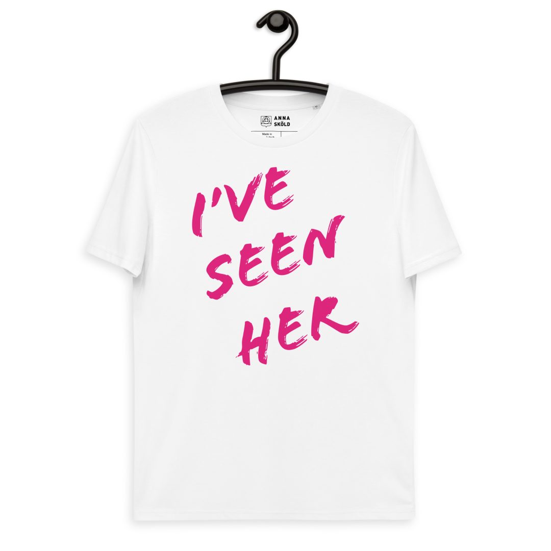 A white t-shirt with the text I've seen her, hanging on a black hanger.